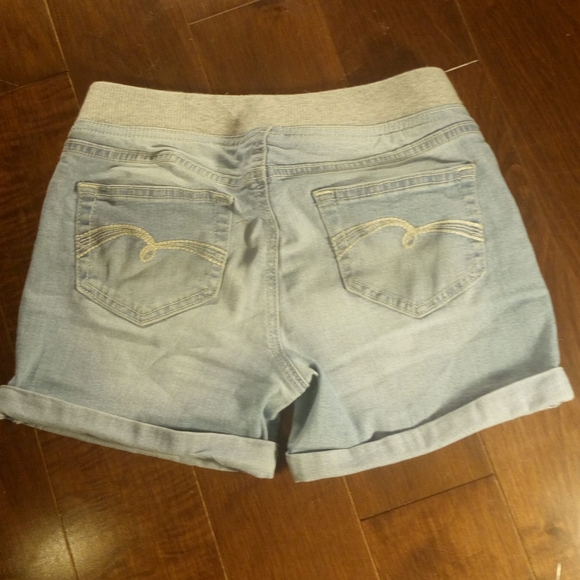 Light wash Jean shorts - Picture 2 of 2